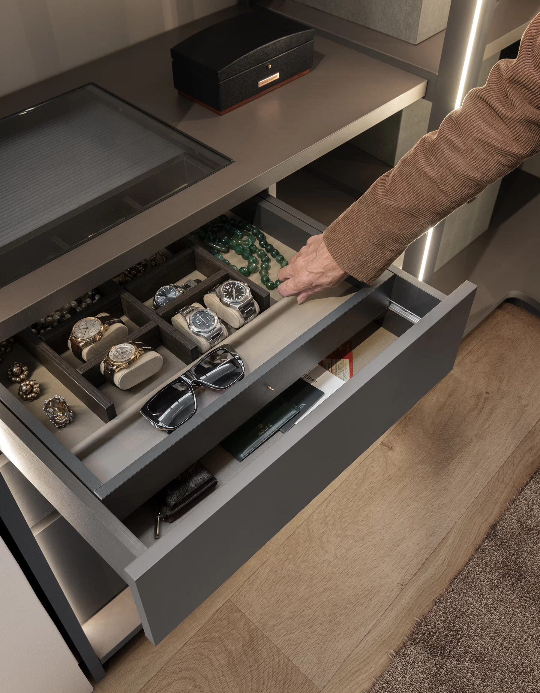 Kabinarmadio closed — seamless wardrobe facade in lacquered finish